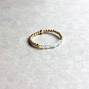 OPAL BEAD RING, delicado anillo de apilamiento de oro, anillo de perlas, regalo para ella, anillo de amistad, anillo relleno de oro rosa ópalo, regalo para su anillo imagen 4