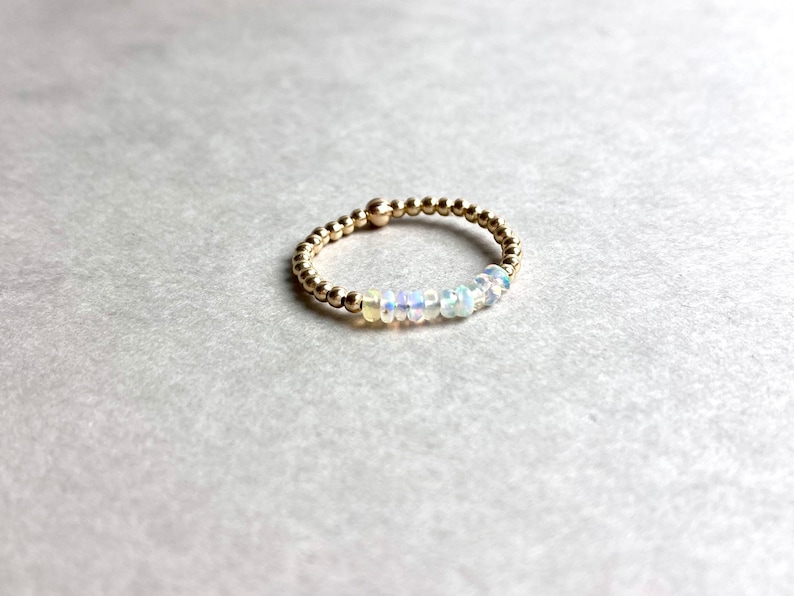 OPAL BEAD RING, delicado anillo de apilamiento de oro, anillo de perlas, regalo para ella, anillo de amistad, anillo relleno de oro rosa ópalo, regalo para su anillo imagen 4