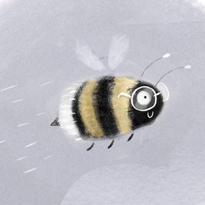 Op de afbeelding: Een illustratie van een bij met een bril, vliegend tegen een zachte grijze achtergrond. De bij heeft zwart-gele strepen en kleine vleugels. Witte strepen suggereren beweging. Het kunstwerk heeft een charmante, cartoonachtige stijl.
