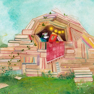 Può includere: Un'illustrazione fantasiosa di un topo seduto all'interno di una casa accogliente fatta di libri impilati. Il topo tiene una tazza e un libro, e ci sono luci all'interno della casa. La casa è circondata da erba verde e fiori.