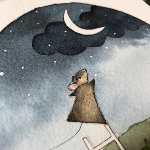 Op de afbeelding: Een aquarel van een kleine bruine muis die op een houten ladder staat en opkijkt naar een halve maan en sterren in een donkerblauwe lucht.