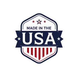 Puede incluir: Un emblema gr&aacute;fico blanco, azul y rojo con forma de escudo y una banda azul oscuro en el centro. El texto MADE IN THE USA est&aacute; impreso en letras may&uacute;sculas de color azul oscuro. El dise&ntilde;o incluye cinco estrellas blancas y rayas rojas verticales.
