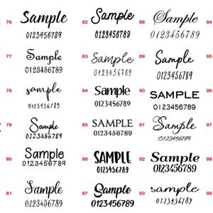 Puede incluir: Una tabla en blanco y negro titulada Designer's Choice que muestra una cuadr&iacute;cula de opciones de fuentes numeradas del 64 al 105. Cada entrada presenta la palabra Sample y los d&iacute;gitos 0123456789 en varios estilos tipogr&aacute;ficos, desde cursiva a negrita.