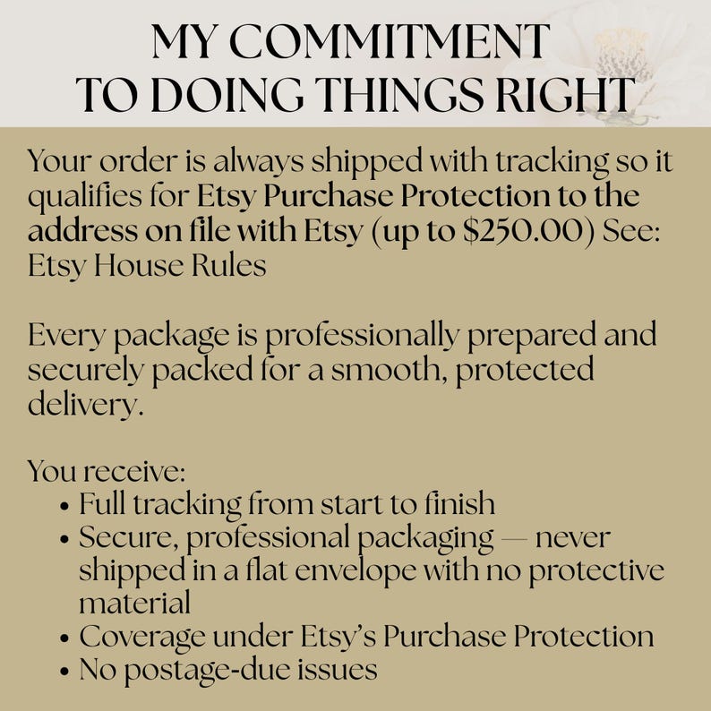 Puede incluir: Un gr&aacute;fico informativo beige con texto negro titulado MY COMMITMENT TO DOING THINGS RIGHT. Describe las pol&iacute;ticas de env&iacute;o, incluyendo seguimiento, protecci&oacute;n de compra de Etsy hasta $250.00, embalaje profesional y garant&iacute;a de ausencia de cargos postales.