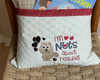 Eichhörnchen Lesekissen: Beiges Flanell Taschenkissen, Kindergeschenk