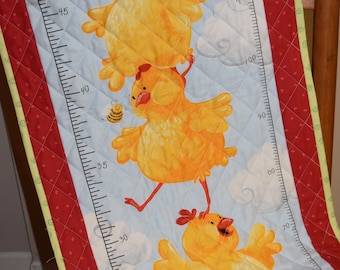 Handgemaakte babyquilt voor kuikens: groeischema: muurhangend in de kinderkamer