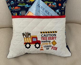 Lastwagen Lesekissen bestickt Kinder Reisegeschenk (16x16)