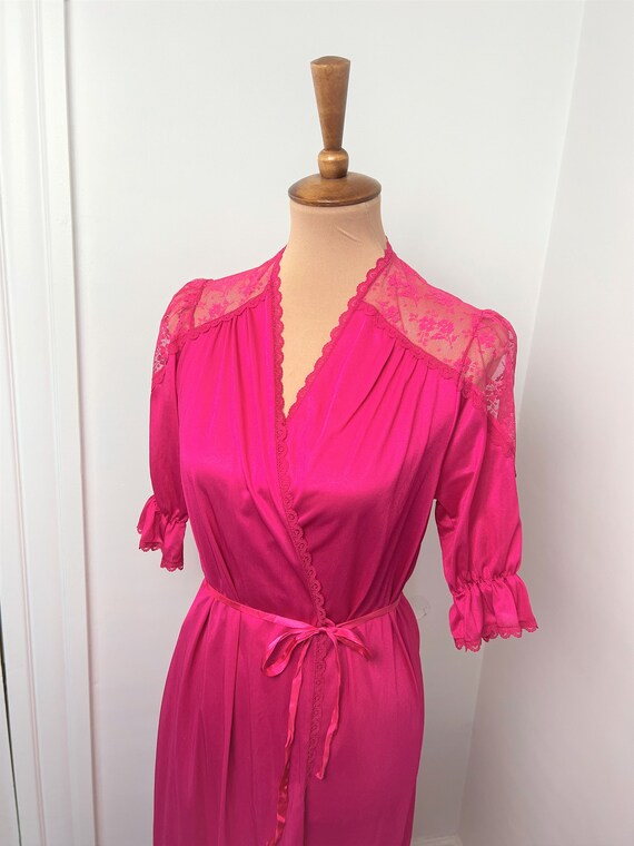 S-M - Vintage Hot Pink Robe 1970s Paramount Lace … - image 4