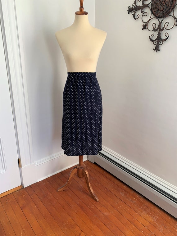 L - Vintage Navy Blue Patterned Skirt Mid Calf 198