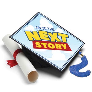 Puede incluir: Un birrete de graduación con una borla azul y un diploma enrollado atado con una cinta roja. El birrete presenta un diseño de cielo azul con nubes blancas y las palabras "ON TO THE NEXT STORY" en amarillo y rojo.