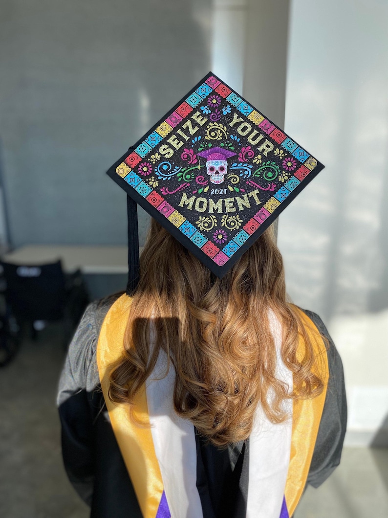 Asistencia para el diseño de adornos para birretes de graduación: decoración personalizada para birretes de graduación imagen 4