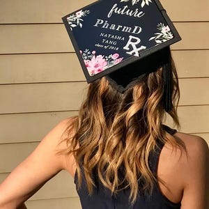 Asistencia para el diseño de adornos para birretes de graduación: decoración personalizada para birretes de graduación imagen 5
