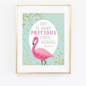 Może przedstawiać: Wydruk w ramie z ilustracją różowego flaminga i złotymi konfetti na jasnoniebieskim tle. Wydruk zawiera tekst "Ona jest cenniejsza od rubinów. Przysłów 3:15."