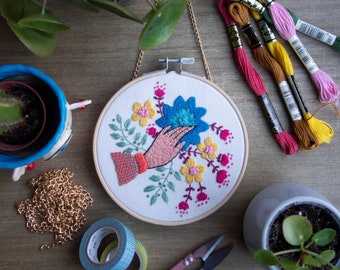 Embroidery hoop "flowers for me", 14 cm hand embroidered hoop, wall hanging (multicoloured)