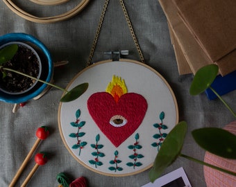 Hand embroidered heart frame, 16 cm, with chain