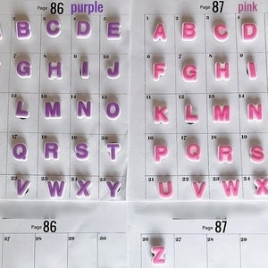 Puede incluir: Una cuadr&iacute;cula de letras del alfabeto en morado y rosa, cada una con un borde blanco. Las letras est&aacute;n dispuestas sobre un fondo blanco, con las palabras "purple" y "pink" en la parte superior. Tambi&eacute;n son visibles los n&uacute;meros de p&aacute;gina "86" y "87".