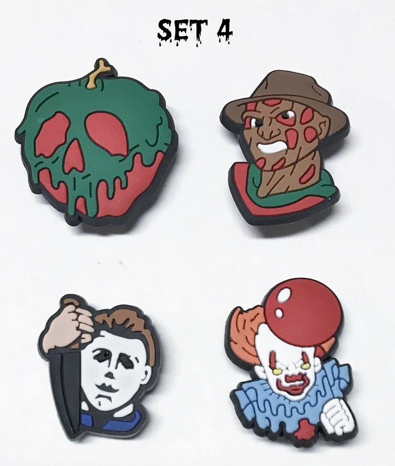 Op de afbeelding: Set van vier Halloween-schoenbedels. De bedels zijn gemaakt van rubber en tonen een groene vergiftigde appel, een rood-groene Freddy Krueger, een wit-blauwe Michael Myers en een rood-blauwe Pennywise.