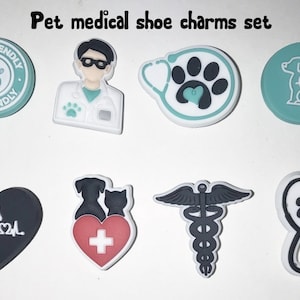 Puede incluir: Conjunto de 8 abalorios de zapatos coloridos con temática médica para mascotas. Los abalorios incluyen un veterinario, una huella de pata, un perro con un corazón, un corazón con una cruz, un caduceo, un estetoscopio y una huella de pata con un corazón.