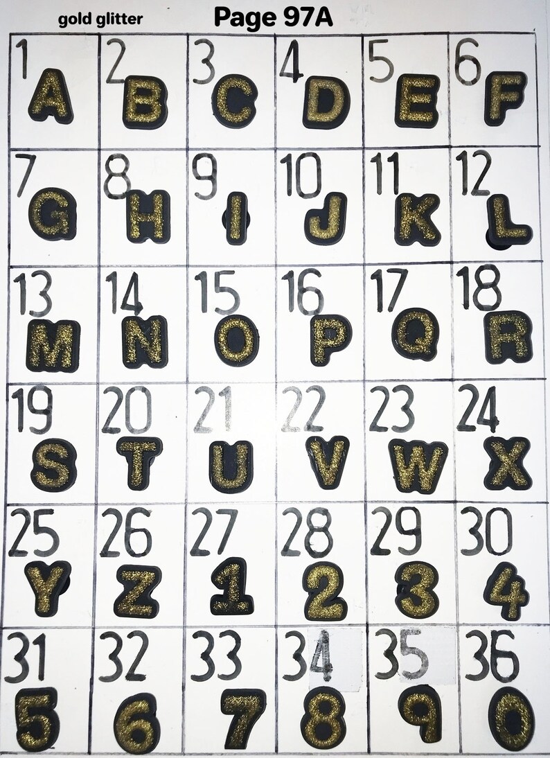 Puede incluir: Una cuadr&iacute;cula de letras del alfabeto y n&uacute;meros negros, cada uno con relleno de purpurina dorada. El texto "gold glitter" y "Page 97A" est&aacute;n en la parte superior. Las letras son de la A a la Z.