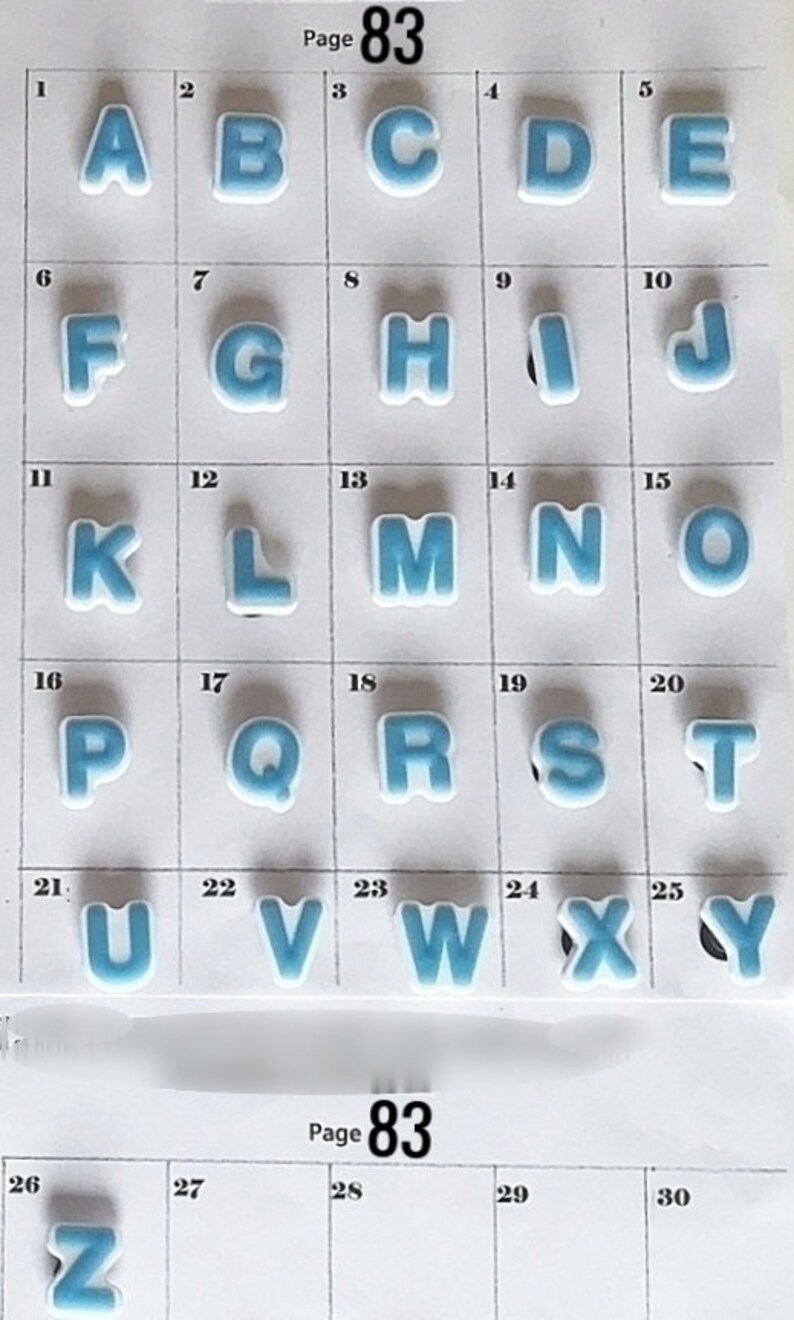 Puede incluir: Una hoja de letras del alfabeto, cada una de color azul claro con un borde blanco. Las letras est&aacute;n dispuestas en una cuadr&iacute;cula, con el texto "P&aacute;gina 83" en la parte superior e inferior. Las letras son de la A a la Y, con la letra Z en la parte inferior.