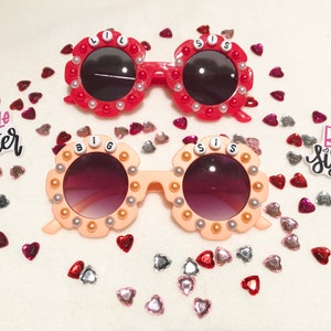 Occhiali da sole scintillanti per bambini: modelli con unicorni, fiori e api