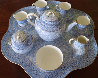 Antiguo juego de té con motivos florales azules y blancos Royal Worcester de 1883 en bandeja giratoria - chip