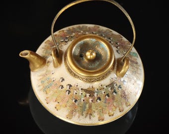 Tetera vintage japonesa Satsuma en miniatura del período Meiji con 1000 caras o poetas