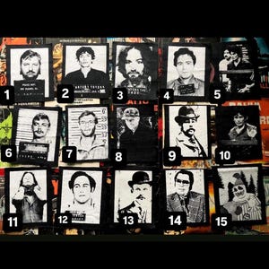 Könnte beinhalten: Ein Set mit 15 schwarz-weißen Patches im Stil von Fahndungsfotos mit verschiedenen Charakteren. Die Patches sind von 1 bis 15 nummeriert.