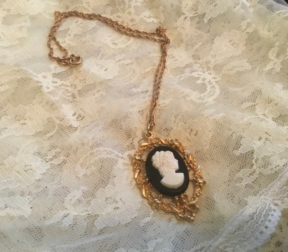 Estate Cameo Pendant Necklace Vintage 70’s Goldto… - image 4