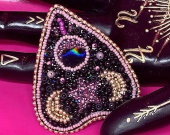 Ouija Planchette Beaded Brooch | Beaded jewelry | Handmade | Art jewelry | Weird jewelry | Spooky pin | Witchy | Occult | Spirit Board