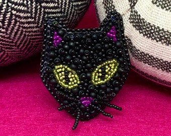 Black Cat Beaded Brooch | Beaded jewelry | Handmade | Art jewelry | Weird jewelry | Spooky pin | Witchy | Cute kitty | Familiar |Holographic