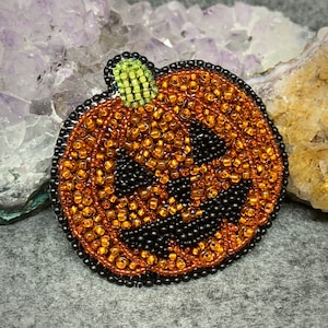 Jack O’Lantern Beaded Brooch | Beaded jewelry | Handmade | Art jewelry | Weird jewelry | Spooky pin | Witchy jewelry | Halloween pumpkin