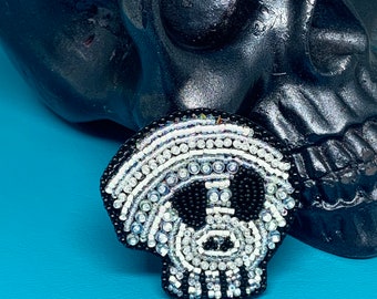Skull Friend Beaded Brooch | Beaded jewelry | Handmade | Art jewelry | Weird jewelry | Spooky pin | Witchy jewelry | Skeleton | Bone jewelry
