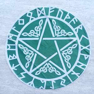 Pentagramma druido con stoffa per la divinazione delle rune Futhark dell'anziano