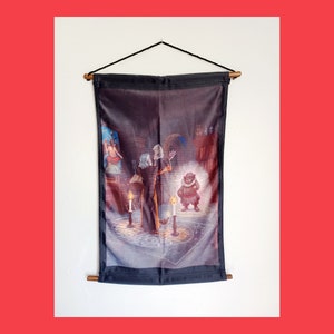 Pode incluir: Uma tapeçaria preta com uma cena de um mago lançando um feitiço em uma sala com velas e uma pequena criatura. A tapeçaria está pendurada em uma parede com uma vara de madeira na parte superior e inferior.