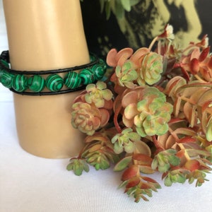 Wikkelarmband gepolijst malachiet groene kraal en leren armband Boho chique armband designer armband statement armband hippiearmband