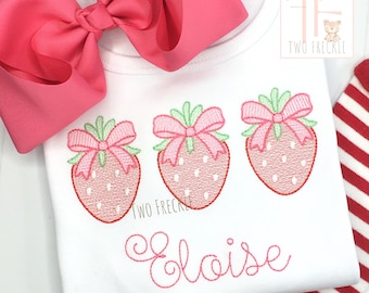 Camiseta personalizada de fresas para niñas, trío de fresas rosas con monograma, elegante monograma de fresa