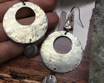 Pendientes de aro de inspiración retro con montañas y cuervos de pedrería en relieve y gotas de ágata con encaje extravagante.