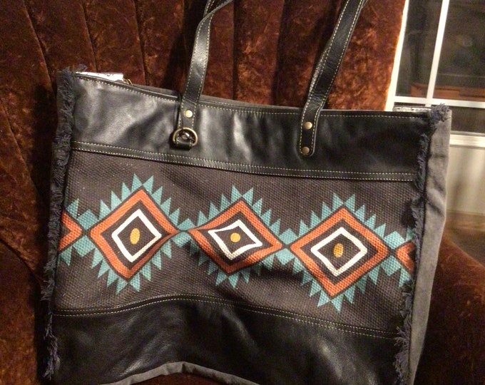 Huge beautiful weekend bag with Aztec tapestry and leather, spacious with pockets wonderful bag at an incredible price