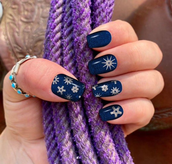 Midnight blue sparkly spur rowels shine on these beautiful western nail wraps
