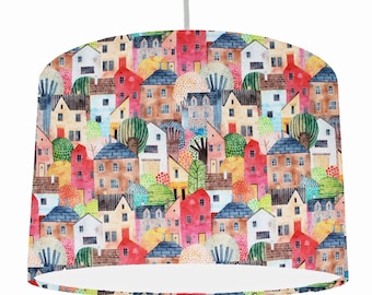 Pantalla de lámpara colorida de casa adosada, original pantalla hecha a mano, estampado de casa en acuarela, habitación infantil, decoración moderna del hogar, diseño de calle rural