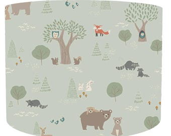 Pantalla de lámpara verde pálido con animales del bosque, habitación infantil con temática forestal, decoración para habitación de bebé, diseño de mamá y oso, adorable diseño de animal, lámpara neutra para habitación de bebé.