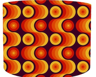 Pantalla de lámpara retro de los años 70 en naranja, amarillo y marrón, pantalla de luz con estampado moderno, decoración geométrica original, iluminación moderna de mediados de siglo, interiores del hogar.