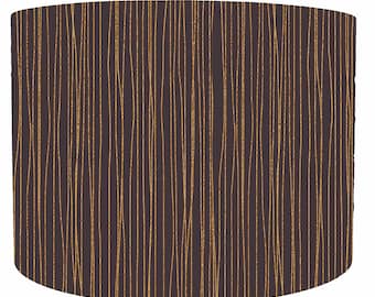Pantalla de tambor con diseño llamativo en negro y cobre, interiores elegantes, pantalla de techo moderna, rediseño de sala de estar, diseño de pantalla de lámpara audaz