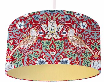 Pantalla de lámpara cilíndrica Strawberry Thief de William Morris, decoración contemporánea para el hogar, ideal para salas de estar, terciopelo rojo con forro metálico.