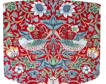 Pantalla de lámpara William Morris Strawberry Thief roja, pantalla cilíndrica con diseño de pájaros y flores, pantalla para lámpara de techo o de mesa, forro blanco, difusor opcional.