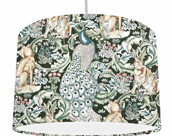 Pantalla de lámpara cilíndrica William Morris Standen, decoración clásica para el hogar con temática de bosque, pantalla de lámpara con forma de pavo real, iluminación de estilo natural verde, animales del bosque