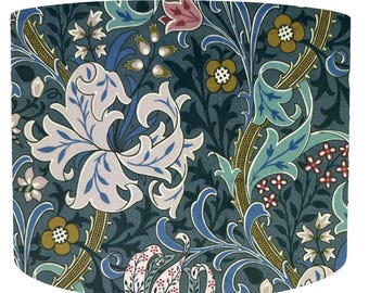Pantalla de lámpara William Morris Golden Lily, color azul Heritage, pantalla cilíndrica con diseño de pájaros y flores, pantalla botánica para lámpara de techo o de mesa, forro blanco.