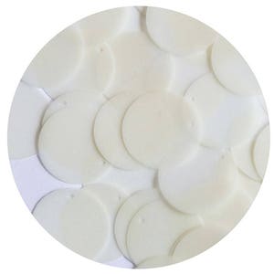 Pode incluir: Uma coleção de lantejoulas redondas brancas, dispostas em um padrão circular. As lantejoulas são ligeiramente iridescentes e têm um brilho sutil.