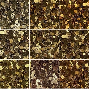 Könnte beinhalten: Eine Nahaufnahme von einer großen Menge goldener Pailletten. Die Pailletten sind in einem zufälligen Muster angeordnet und alle gleich groß und gleich geformt.